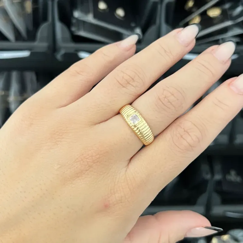ANEL DETALHES COM PEDRA