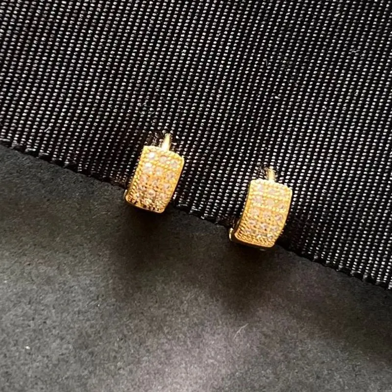 Mini argolinha com detalhes quadrado